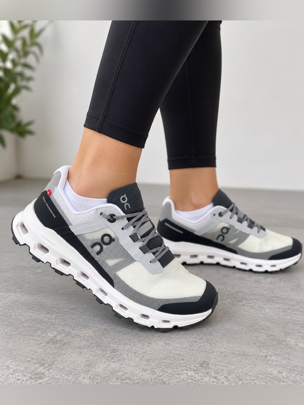 On Cloud Cloudventure Peak Women’s Size 7 White Black Trail Running Shoes